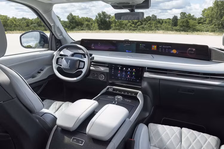 Tuy nhiên, điểm khác biệt của Lincoln so với chiếc Cadillac được làm mới gần đây chính là tính năng “Rejuvenate” kết hợp nước hoa của xe, ánh sáng xung quanh, trang bị massage, hệ thống điều hòa cùng một số yếu tố khác thành một trải nghiệm sân khấu lớn nhằm giúp người ngồi trong xe trở nên thư giãn hơn.