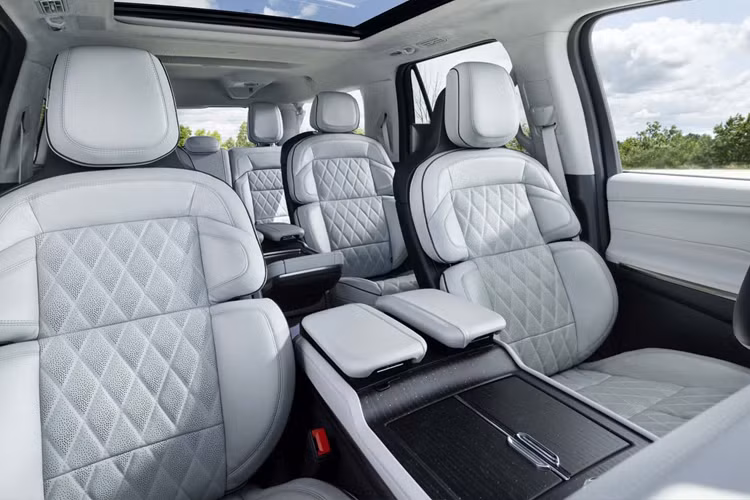 Chương trình này cũng có một số chế độ khác nhau để phù hợp với tâm trạng của người dùng và mỗi chu kỳ của hệ thống kéo dài 5-10 phút. Tính năng này chỉ dành cho những người ngồi ở hàng ghế đầu, nhưng những hành khách phía sau thì có thể hưởng lợi từ tùy chọn ghế massage có sưởi và làm mát.