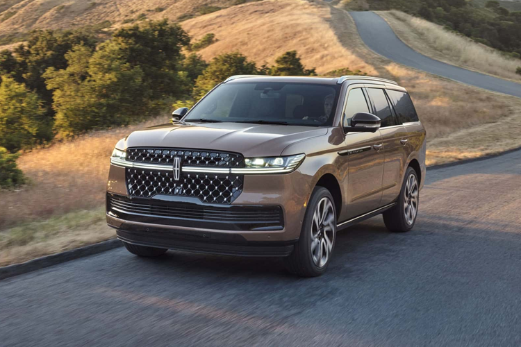 Giống như Super Cruise của General Motors cho phép xe lái rảnh tay trên đường cao tốc, bám sát làn đường của mình và kiểm soát ga và phanh một cách cẩn thận. Thương hiệu cũng đồng thời cho ra mắt hai mẫu Black Label, được gọi là Enlighten và Atmospheric. Ở phiên bản Black Label, phiên bản Navigator cao cấp nhất có ghế “Vị trí hoàn hảo” 30 hướng.