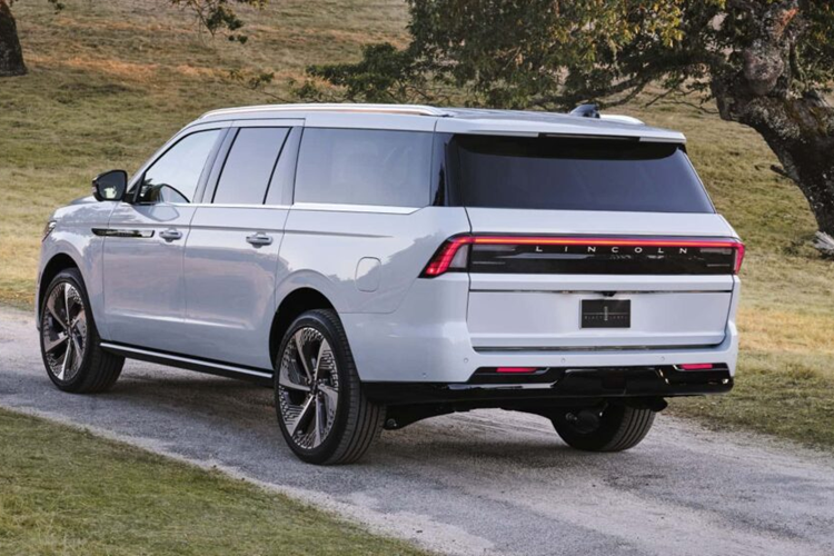 Phiên bản “Atmospheric” mang lại cảm giác tối màu hơn với ghế bọc da màu xám, sàn màu đen và các điểm nhấn màu đồng. Cả hai đều được trang bị tiêu chuẩn ghế thương gia ở hàng ghế thứ hai ấn tượng cũng như hệ thống âm thanh 28 loa.