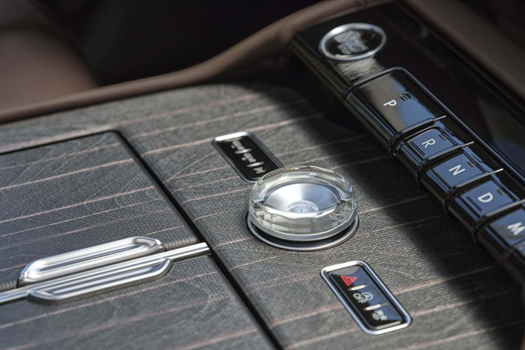 Ngay cả hàng ghế thứ ba thường được xếp sau ngay cả trên những chiếc hạng sang, cũng có ghế sưởi. Khoang nội thất của chiếc xe được trang bị 14 cổng USB. Mẫu xe được trang bị thống lái xe trên đường cao tốc rảnh tay của Ford, BlueCruiseđạt tiêu chuẩn.