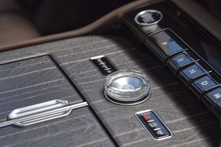 Ngay cả hàng ghế thứ ba thường được xếp sau ngay cả trên những chiếc hạng sang, cũng có ghế sưởi. Khoang nội thất của chiếc xe được trang bị 14 cổng USB. Mẫu xe được trang bị thống lái xe trên đường cao tốc rảnh tay của Ford, BlueCruiseđạt tiêu chuẩn.