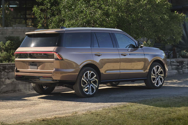 Nội thất cũng được trang trí bằng gỗ thật, da cao cấp và núm âm lượng lấy cảm hứng từ pha lê. “Enlighten” là phiên bản với phối màu khác biệt, nhẹ hơn của Black Label cùng trang bị ghế màu be với đường viền màu xám và các điểm nhấn màu bạch dương.