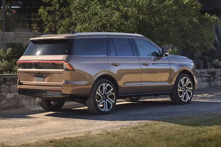 Nội thất cũng được trang trí bằng gỗ thật, da cao cấp và núm âm lượng lấy cảm hứng từ pha lê. “Enlighten” là phiên bản với phối màu khác biệt, nhẹ hơn của Black Label cùng trang bị ghế màu be với đường viền màu xám và các điểm nhấn màu bạch dương.