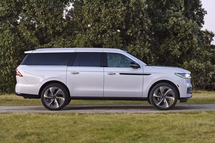 Giống như Escalade, Navigator mới là sự kết hợp ấn tượng giữa bộ mâm xe lớn cùng nhiều chi tiết tiện nghi và công nghệ. Xe được trang bị bộ mâm kích thước 22 inch tiêu chuẩn hoặc có thể lựa chọn trên tùy chọn bộ mâm 24 inch có kích thước lớn hơn.