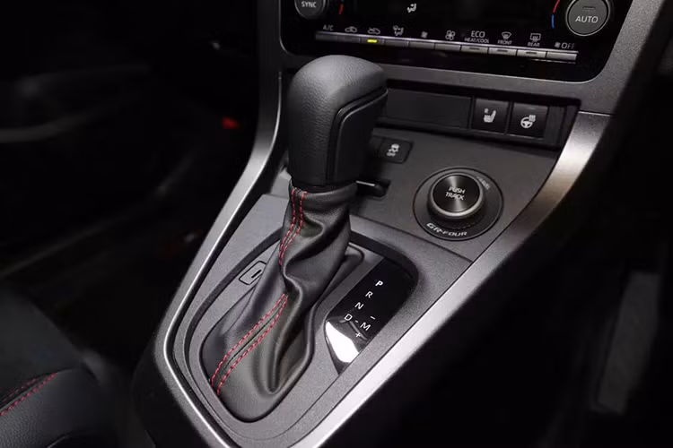 Điểm nhấn nổi bật nhất của mẫu xe hatchback hiệu suất cao này nằm ở hộp số mới. Theo đó, mẫu xe Toyota GR Yaris 2024 hiệu năng cao được bổ sung hộp số tự động 8 cấp. Trước đây, mẫu xe này chỉ có hộp số sàn 6 cấp. Việc có thêm hộp số tự động sẽ giúp mở rộng tập khách hàng và cải thiện doanh số của Toyota GR Yaris.