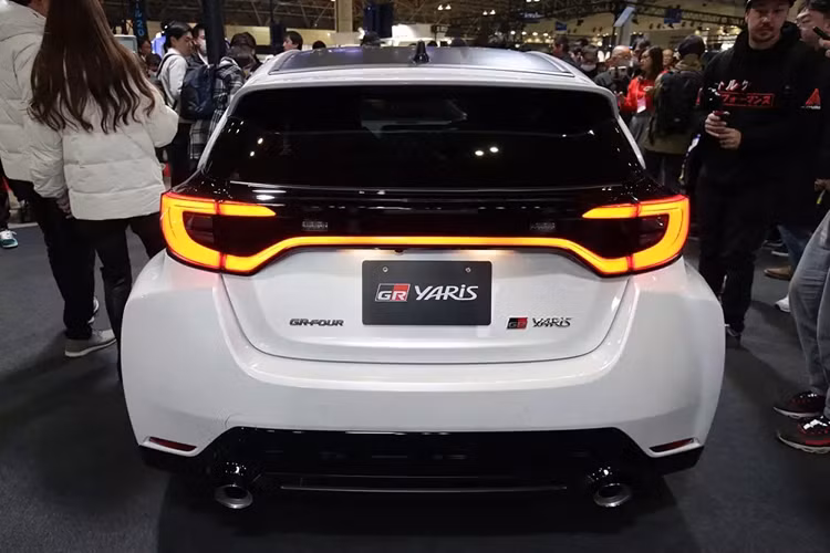 Tương tự ngoại thất, nội thất của Toyota GR Yaris 2024 cũng được làm mới. Thay đổi đập vào mắt của mẫu xe này nằm ở bảng đồng hồ mới, tập trung vào người lái hơn.