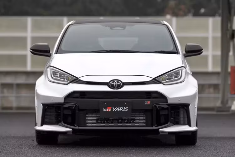 Ngoài ra, hãng Toyota còn cải tiến cả động cơ xăng 3 xi-lanh, tăng áp, dung tích 1.6L của GR Yaris. Nhờ đó, động cơ này cho công suất tối đa 300 mã lực tại tua máy 6.500 vòng/phút và mô-men xoắn cực đại 400 Nm tại dải tua máy 3.250 - 4.600 vòng/phút. So với phiên bản cũ, động cơ đã mạnh hơn 32 mã lực và 30 Nm.