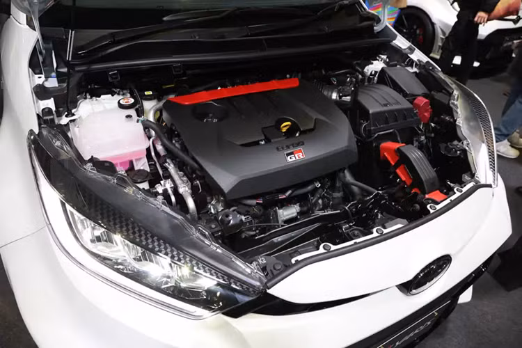 Ở phiên bản số tự động mới, Toyota GR Yaris 2024 sẽ được bổ sung cả bộ tản nhiệt và lẫy chuyển số thể thao bằng nhựa mới phía sau vô lăng. So với bản số sàn, bản số tự động sẽ nặng hơn khoảng 18 kg.