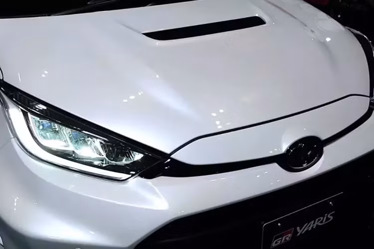 Xe vẫn có 3 chế độ lái là Sport, Normal và Eco. Bên cạnh động cơ mạnh hơn và tùy chọn hộp số mới, Toyota GR Yaris 2024 còn được cải tiến nhẹ về ngoại thất. Các nhà thiết kế của hãng Toyota đã thay đổi khu vực đầu xe với cản trước mới, tích hợp hốc gió trung tâm rộng hơn.