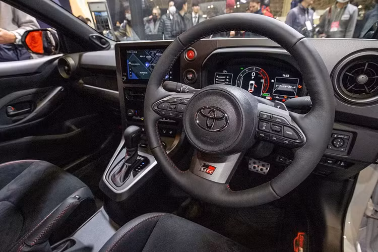 Ngay cả nút bấm khởi động máy và đèn cảnh báo nguy hiểm cũng được dịch chuyển lên vị trí giúp người lái có thể với tới ngay cả khi đang thắt dây đai an toàn. Ghế lái của xe được hạ thấp 25 mm so với trước trong khi cần số lại nâng cao thêm 75 mm.