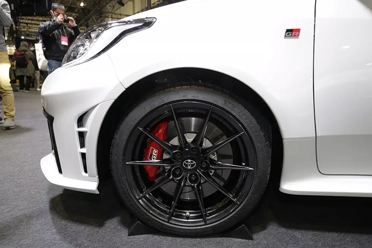 Ở phía sau, mẫu xe hiệu suất cao này có thêm cụm đèn hậu LED mới, nối với nhau bằng dải đèn ở giữa. Đèn hậu của xe có thiết kế khá giống với SUV hạng sang cỡ nhỏ Lexus LBX.