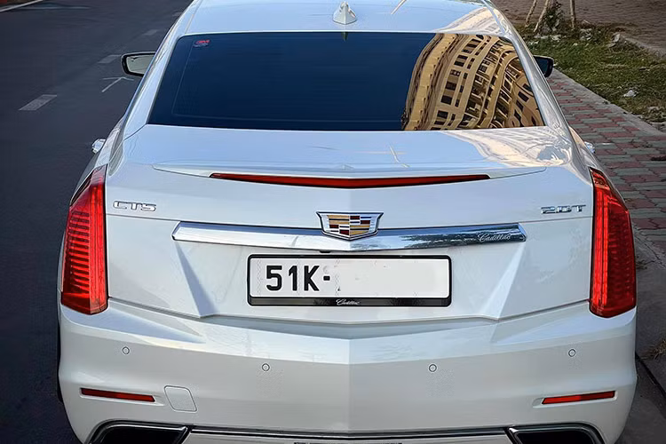 Theo tìm hiểu, giá xe Cadillac CTS 2016 khi về Việt Nam thời điểm đó được chào bán mức khoảng 3 tỷ đồng. Chiếc xe được nhập khẩu từ Mỹ thông qua một đại lý tư nhân. Như vậy, sau nhiều năm lăn bánh, chiếc xe này giảm giá khoảng hơn một nửa so với giá mới. 