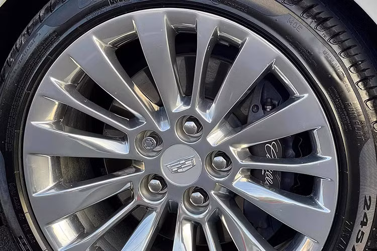 Khác với những mẫu xe hạng sang cỡ trung quen thuộc như Mercedes-Benz E-Class hay BMW 5-Series, Cadillac CTS là sự lựa chọn dành cho những khách hàng ưa thích sự độc đáo và hầm hố mang chất Mỹ.