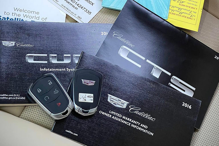 Theo quan sát, sau 8 năm sử dụng, không gian cabin của chiếc xe này vẫn giữ được độ bóng bẩy. Phần da ở phần ghế ngồi căng bóng sau thời gian dài. Các chi tiết còn lại được gìn giữ khá mới, phần ốp chrome ở bệ cửa còn chưa được bóc hết nilon. 