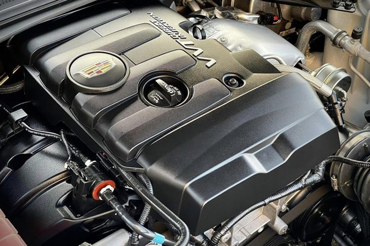 Phiên bản Cadillac CTS đời 2016 đang được chào bán này dùng động cơ 2.0L tăng áp, công suất 272 mã lực, mô-men xoắn 400 Nm, kết hợp số tự động 8 cấp. Phanh trước là loại Brembo kích thước lớn.