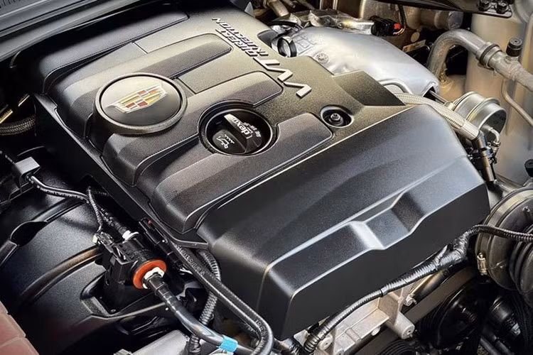 Phiên bản Cadillac CTS đời 2016 đang được chào bán này dùng động cơ 2.0L tăng áp, công suất 272 mã lực, mô-men xoắn 400 Nm, kết hợp số tự động 8 cấp. Phanh trước là loại Brembo kích thước lớn.