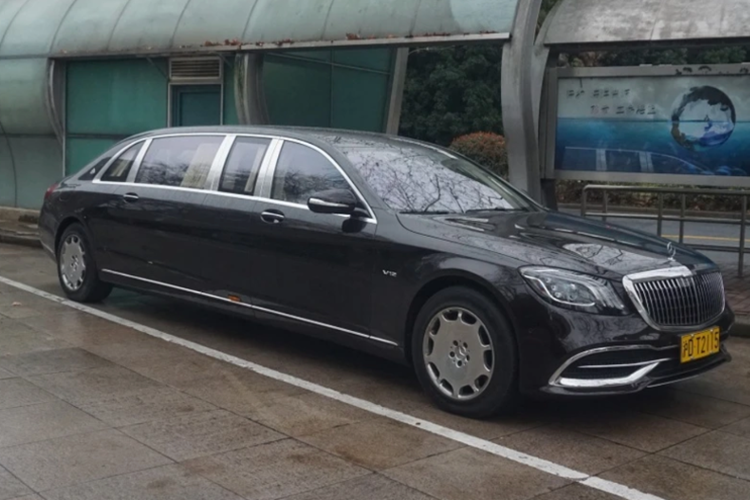 Bên cạnh đó, Mercedes-Maybach S680 Pullman còn được trang bị: đèn đọc sách, gương soi, hệ thống âm thanh cao cấp Burmester, đèn viền nội thất nhiều màu tuỳ chọn,…