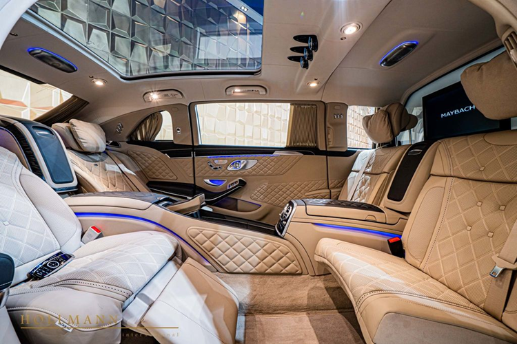 Phần đầu xe vẫn được trang bị lưới tản nhiệt lớn với các thanh nan dạng đứng bao bọc bởi đường viền mạ crôm sáng bóng nổi bật. Cản trước với hai hốc gió bên cũng được bổ sung viền kim loại sáng. Cụm đèn chiếu sáng sử dụng bóng đèn full LED dạng thấu kính bên trong, kết hợp với đèn chạy ban ngày thanh mảnh.