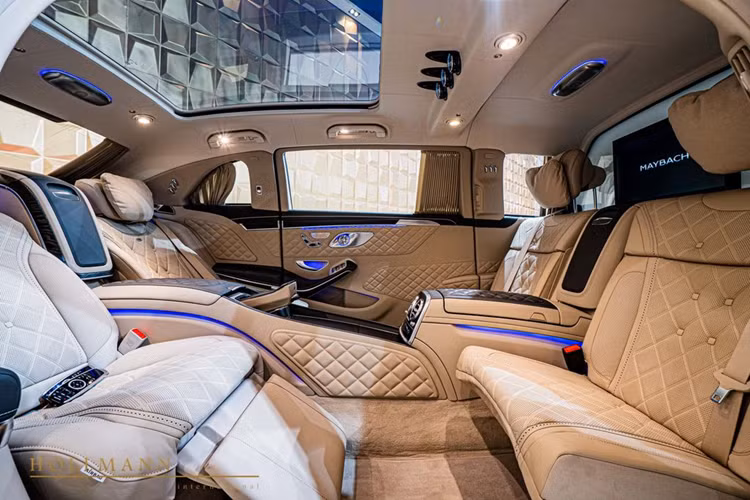 Phần đầu xe vẫn được trang bị lưới tản nhiệt lớn với các thanh nan dạng đứng bao bọc bởi đường viền mạ crôm sáng bóng nổi bật. Cản trước với hai hốc gió bên cũng được bổ sung viền kim loại sáng. Cụm đèn chiếu sáng sử dụng bóng đèn full LED dạng thấu kính bên trong, kết hợp với đèn chạy ban ngày thanh mảnh.