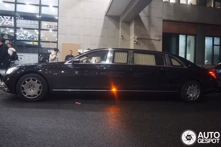 Cửa sau cũng có thể đóng tự động từ bên trong. Hai ghế ông chủ chỉnh điện đa hướng, nhớ 3 vị trí. Vách ngăn với khoang cabin có thể điều chỉnh ở hai trạng thái là trong suốt và mờ đục. Người ngồi phía sau cũng có thể kiểm soát âm nhạc độc lập nhờ hệ thống âm thanh “2 cabin".