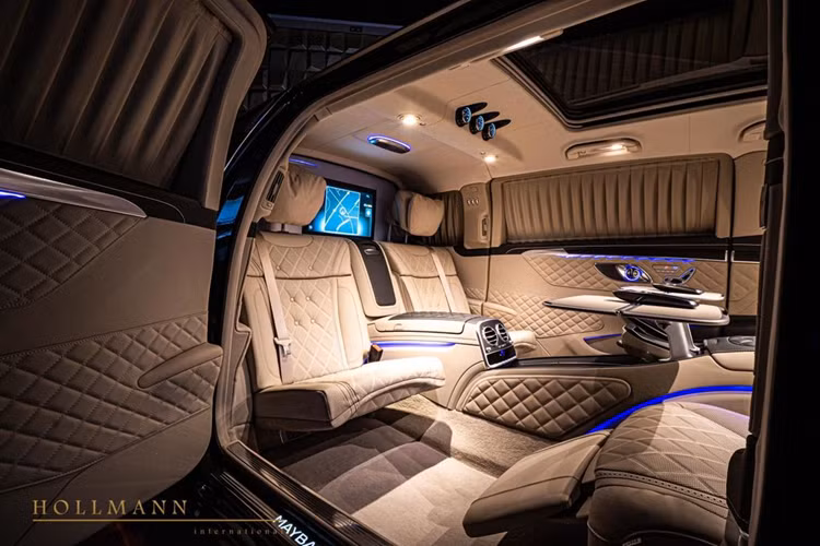 Vị trí ghế dành cho ông chủ được trang bị nhiều tiện ích hiện đại, cao cấp hàng đầu như: tính năng ngả sâu, đệm bắp đùi, bọc da cao cấp, tích hợp masage, sưởi, thông hơi, tủ lạnh mini, TV gắn tại vách ngăn, rèm che xung quanh xe mang đến sự riêng tư.