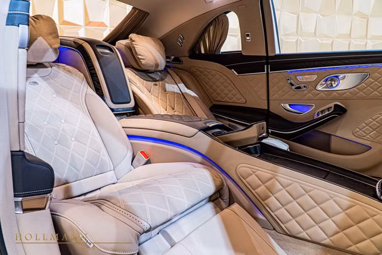 Được mệnh danh là “chuyên cơ mặt đất”, Mercedes-Maybach S680 Pullman sở hữu kích thước chiều dài lên đến 6.499 mm và trục cơ sở dài 4.418 mm. Nhờ đó mà mẫu limousine này có không gian nội thất vô cùng rộng rãi và được phân chia thành 2 khoang riêng biệt nhằm đảm bảo tính riêng tư cho chủ nhân.