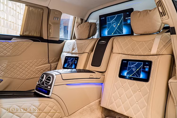 Khi ở trạng thái gập gọn, phần mặt dưới của ghế sẽ xuất hiện một màn hình điện tử giúp người dùng điều chỉnh các hệ thống như điều hoà, âm thanh, thư giãn,...