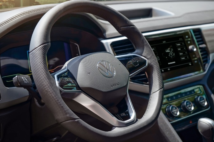 Về nội thất, Volkswagen Teramont Limited Edition được nâng cấp dàn âm thanh từ 6 loa tiêu chuẩn lên loại High-end của Dynaudio (11 loa).