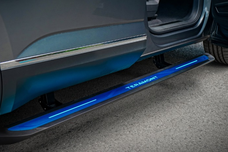 Việc di chuyển lên xuống xe giờ đây cũng thuận tiện khi xe có thêm bệ bước điện có đèn LED cùng dòng chữ Teramont phát sáng. Cốp xe chỉnh điện có thêm tính năng mở rảnh tay.