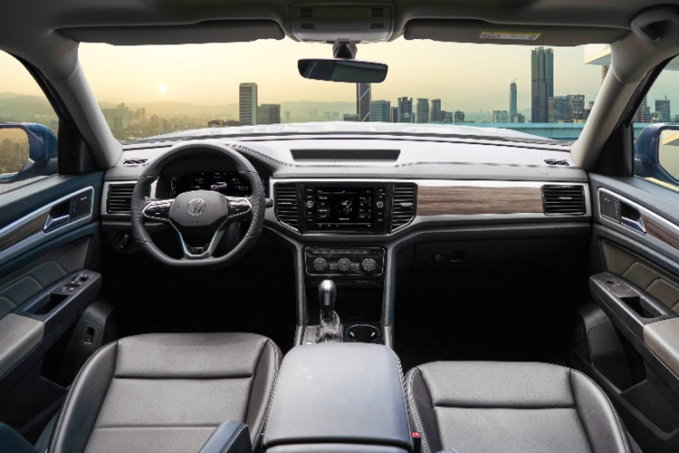 Ngoài ra xe còn được bổ sung một số tiện ích như: vô-lăng bọc da Nappa kèm phím điều khiển dạng cảm ứng, sạc không dây, khay nhỏ phía sau hàng ghế thứ nhất dùng để đựng ly hoặc tạo thành bàn làm việc.