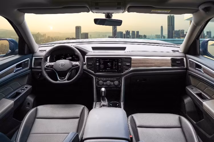 Ngoài ra xe còn được bổ sung một số tiện ích như: vô-lăng bọc da Nappa kèm phím điều khiển dạng cảm ứng, sạc không dây, khay nhỏ phía sau hàng ghế thứ nhất dùng để đựng ly hoặc tạo thành bàn làm việc.