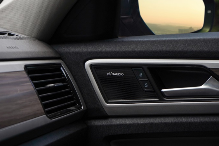 Phiên bản Volkswagen Teramont Limited Edition đặc biệt này còn có thêm tính năng giữ phanh tự động, cảnh báo điểm mù và camera 360 độ. Các trang bị còn lại của xe như: ghế bọc da, ghế lái chỉnh điện 10 hướng, màn hình giải trí 8 inch, đồng hồ tốc độ kỹ thuật số 10 inch, phanh tay điện tử… vẫn giống bản thường.