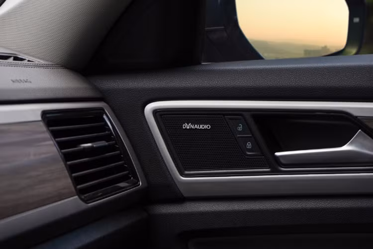 Phiên bản Volkswagen Teramont Limited Edition đặc biệt này còn có thêm tính năng giữ phanh tự động, cảnh báo điểm mù và camera 360 độ. Các trang bị còn lại của xe như: ghế bọc da, ghế lái chỉnh điện 10 hướng, màn hình giải trí 8 inch, đồng hồ tốc độ kỹ thuật số 10 inch, phanh tay điện tử… vẫn giống bản thường.