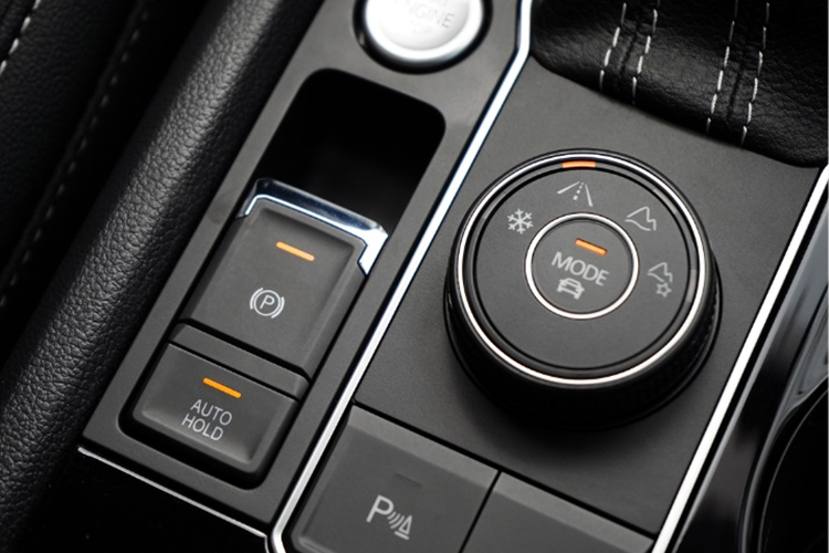 Về trang bị an toàn, xe sở hữu các tính năng hỗ trợ lái như: phanh đĩa thông gió 4 bánh, cân bằng điện tử, kiểm soát cự ly đỗ xe, chống trượt khi tăng tốc, khóa vi sai điện tử, kiểm soát lực kéo, hỗ trợ phanh gấp BA, kiểm soát hành trình, hỗ trợ khởi hành ngang dốc/xuống dốc, phanh hỗ trợ đỗ xe và 6 túi khí.