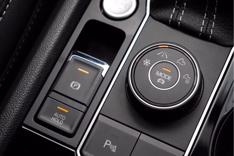 Về trang bị an toàn, xe sở hữu các tính năng hỗ trợ lái như: phanh đĩa thông gió 4 bánh, cân bằng điện tử, kiểm soát cự ly đỗ xe, chống trượt khi tăng tốc, khóa vi sai điện tử, kiểm soát lực kéo, hỗ trợ phanh gấp BA, kiểm soát hành trình, hỗ trợ khởi hành ngang dốc/xuống dốc, phanh hỗ trợ đỗ xe và 6 túi khí.