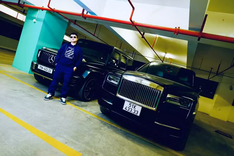 Chiếc xe siêu sang của Mr Pips - Phó Đức Nam đầu tiên phải kể đến là chiếc Rolls-Royce Cullinan, tại thị trường ôtô Việt Nam có giá lăn bánh khoảng 36 - 45 tỷ đồng. Riêng biển số tứ quý 3 được giới chơi xe định giá không dưới 1 tỷ đồng.