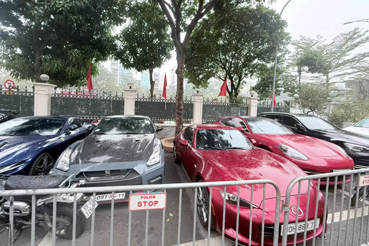 Mazda Miata MX-5 cũng chỉ có 1 chiếc được nhập tư nhân về Việt Nam với giá hơn 3 tỷ đồng. Phần mui đóng mở tương tự Targa của Porsche. Ảnh: Internet