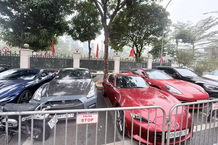 Mazda Miata MX-5 cũng chỉ có 1 chiếc được nhập tư nhân về Việt Nam với giá hơn 3 tỷ đồng. Phần mui đóng mở tương tự Targa của Porsche. Ảnh: Internet