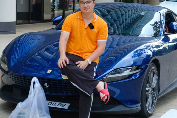 Ferrari Roma màu xanh độc nhất Việt Nam, được đưa về nước vào đầu năm 2021 theo diện nhập khẩu tư nhân. Giá xe Ferrari Roma chính hãng nằm trong khoảng từ 21 tỷ đồng. Ảnh: Facebook Phó Đức Nam
