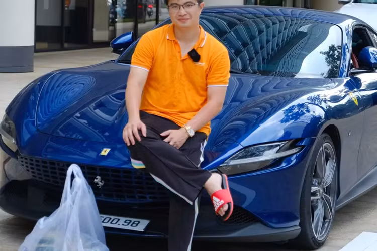 Ferrari Roma màu xanh độc nhất Việt Nam, được đưa về nước vào đầu năm 2021 theo diện nhập khẩu tư nhân. Giá xe Ferrari Roma chính hãng nằm trong khoảng từ 21 tỷ đồng. Ảnh: Facebook Phó Đức Nam