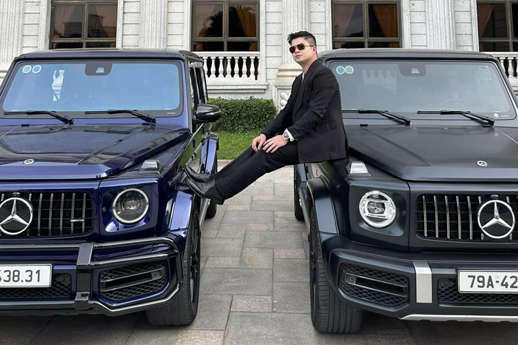Chiếc Mercedes-AMG G63 của Phó Đức Nam bên trái, mang biển số 30H - 438.31 có giá lăn bánh trên 12 tỉ đồng hiện nằm trong diện bị niêm phong và tạm giữ. Ảnh: Facebook Phó Đức Nam