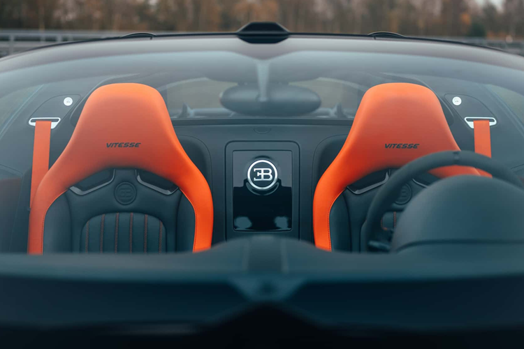 Trong kỷ nguyên Chiron tiếp theo, Bugatti đã đưa chiếc xe này đạt tốc độ 490,48 km/h với chiếc Coupe và 453,91 km/h với chiếc Mistral không mui. Trong kỷ nguyên mới, khối động cơ V-16 mới cung cấp năng lượng cho Tourbillon đã thúc đẩy tham vọng của Bugatti đạt tốc độ 500 km/h.