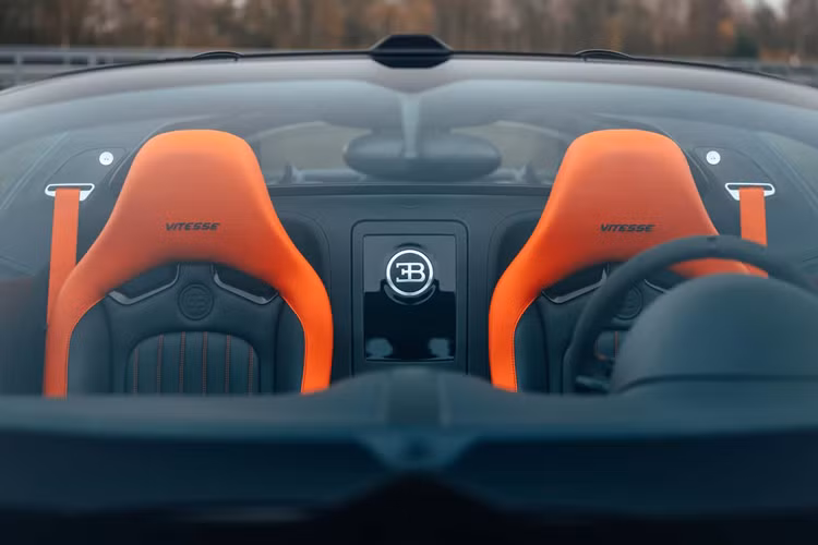 Trong kỷ nguyên Chiron tiếp theo, Bugatti đã đưa chiếc xe này đạt tốc độ 490,48 km/h với chiếc Coupe và 453,91 km/h với chiếc Mistral không mui. Trong kỷ nguyên mới, khối động cơ V-16 mới cung cấp năng lượng cho Tourbillon đã thúc đẩy tham vọng của Bugatti đạt tốc độ 500 km/h.