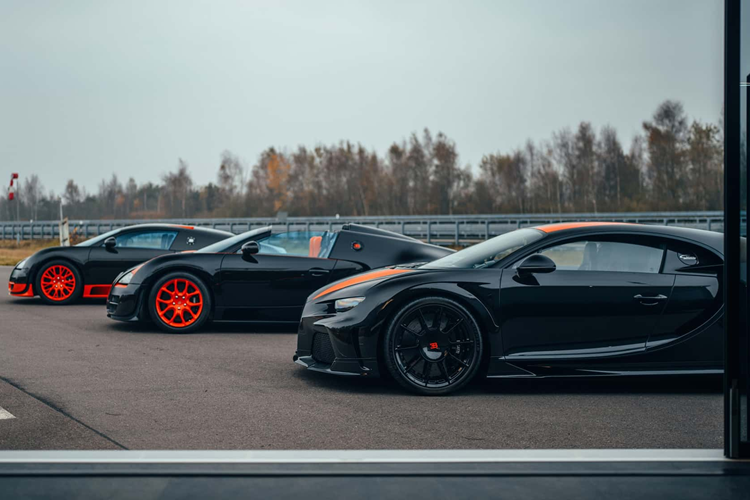 Bên cạnh việc sở hữu động cơ mạnh mẽ ấn tượng, bốn chiếc Bugatti Hypercar triệu đô này cũng đã tạo nên lịch sử bằng cách lập kỷ lục về tốc độ. Chiếc Veyron coupe đạt tốc độ 431,07 km/h trong khi phiên bản mui trần Grand Sport Vitesse đạt tốc độ 408,84 km/h.