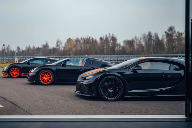 Bên cạnh việc sở hữu động cơ mạnh mẽ ấn tượng, bốn chiếc Bugatti Hypercar triệu đô này cũng đã tạo nên lịch sử bằng cách lập kỷ lục về tốc độ. Chiếc Veyron coupe đạt tốc độ 431,07 km/h trong khi phiên bản mui trần Grand Sport Vitesse đạt tốc độ 408,84 km/h.