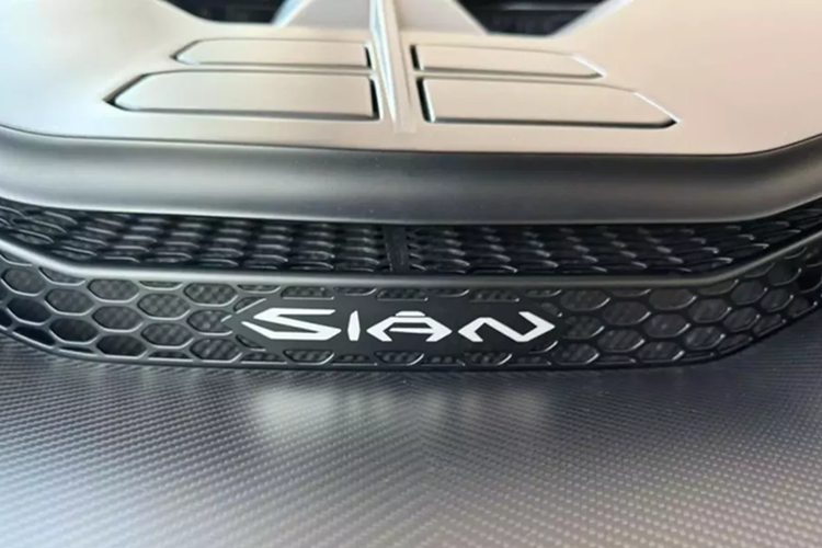 Bên cạnh đó, việc siêu xe bị đánh thuế TTĐB (tiêu thụ đặc biệt) khi về Việt Nam lên tới 150% giá trị xe sau khi đã áp dụng thuế nhập khẩu, khiến giá lăn bánh cao gấp 6-7 lần giá trị xe ở thị trường nước bạn. Vì vậy, siêu xe Lamborghini Sian của Hoàng Kim Khánh đăng ký biển số Campuchia sẽ tiết kiệm được khoản tiền khổng lồ.