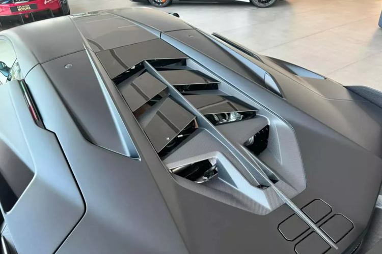 Với việc siết chặt nhập khẩu xe về nước theo diện quà biếu, nên chiếc siêu xe triệu đô Lamborghini Sian này sẽ không thể nhập thẳng về Việt Nam, nên rất có thể Hoàng Kim Khánh lại tiếp tục nhập chiếc xe hypercar Lamborghini Sian về Campuchia, tương tự như McLaren Senna, và Koenigsegg Regera.