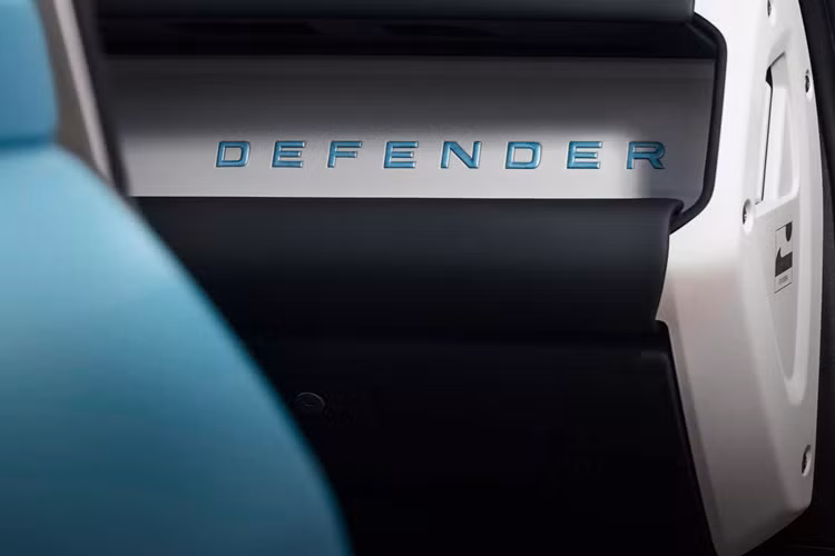 Cụ thể, những chiếc Sunrise mang trên mình tông màu vàng kết hợp cùng những mảng màu đen bóng, được Land Rover mô tả là “màu vàng kỳ diệu của bình minh”, luôn xuất hiện sau một đêm tiệc tùng hết mình. Trong khi đó, bản Noontide được sơn tông màu xanh lam nhạt với các điểm nhấn màu trắng, tương tự như màu xanh của bầu trời và biển Địa Trung Hải tương phản với những ngôi nhà màu trắng trên đảo.