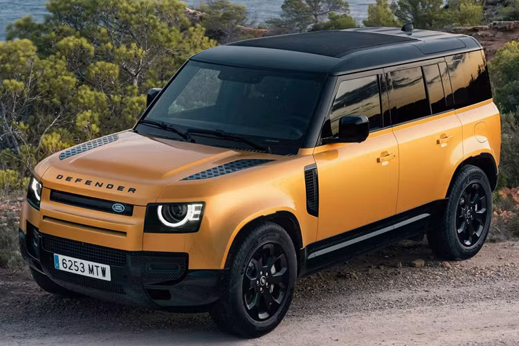 Trong khuôn khổ sự kiện Destination Defender Ibiza đang diễn ra ở hòn đảo du lịch nổi tiếng của Tây Ban Nha từ ngày 13/9 và sẽ kéo dài đến hết 29/9, hãng xe sang Anh quốc đã cho công bố phiên bản đặc biệt giới hạn Land Rover Defender Eivissa 2024 mới.